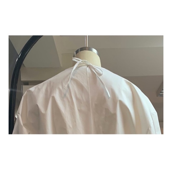 10 Piece Disposable Isolation Gown - Size: Large - Non Surgical - Picture 7 of 11